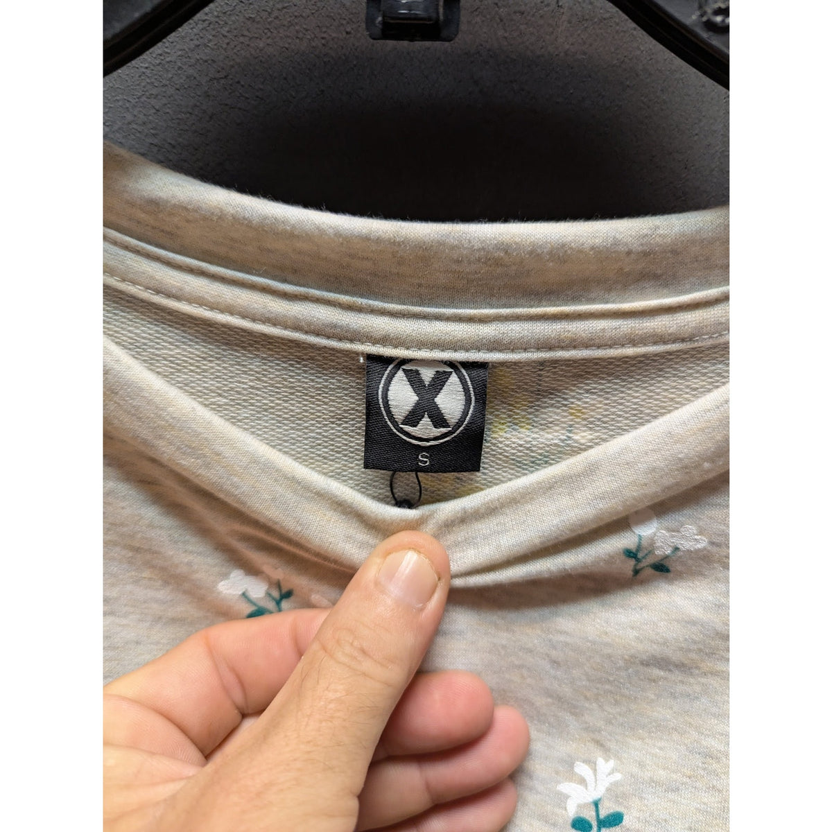 Circle X size Small long sleeve sweatshirt top cream Florals