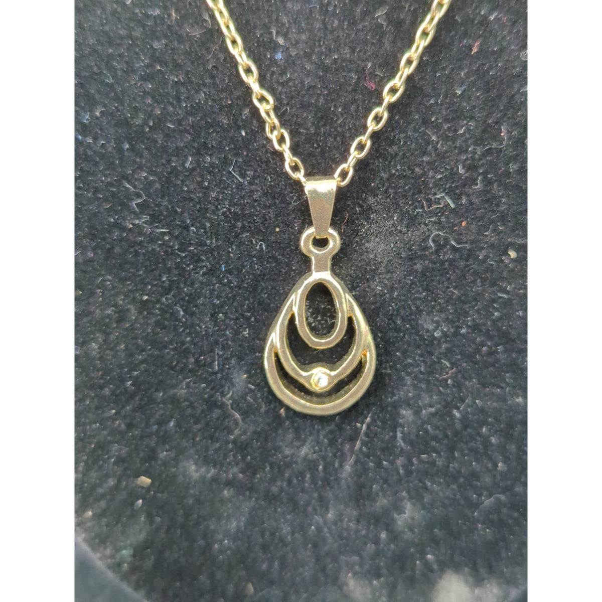 Vintage Gold Tone Openwork Tear Drop Pendant Necklace Delicate Chain Accent