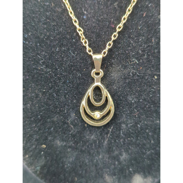 Vintage Gold Tone Openwork Tear Drop Pendant Necklace Delicate Chain Accent