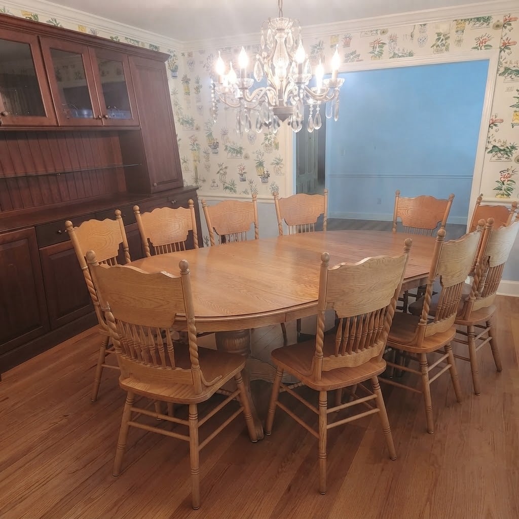 Secondhand Sandies: IMMACULATE Oak table 2 Leaves w/ 10 spindle chairs