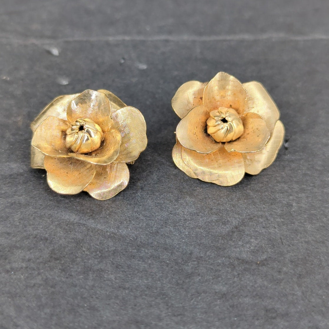 Vintage Gold Tone Openwork Flower Brooch Pins Set Pair Mid-Century Retro