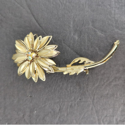 Vintage Gold Tone Layered Flower Floral Brooch Pin Mid-Century Glam Retro