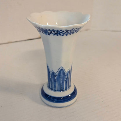 Vintage Blue and White Porcelain Flared Scalloped Trumpet Vase Thailand 6.25"