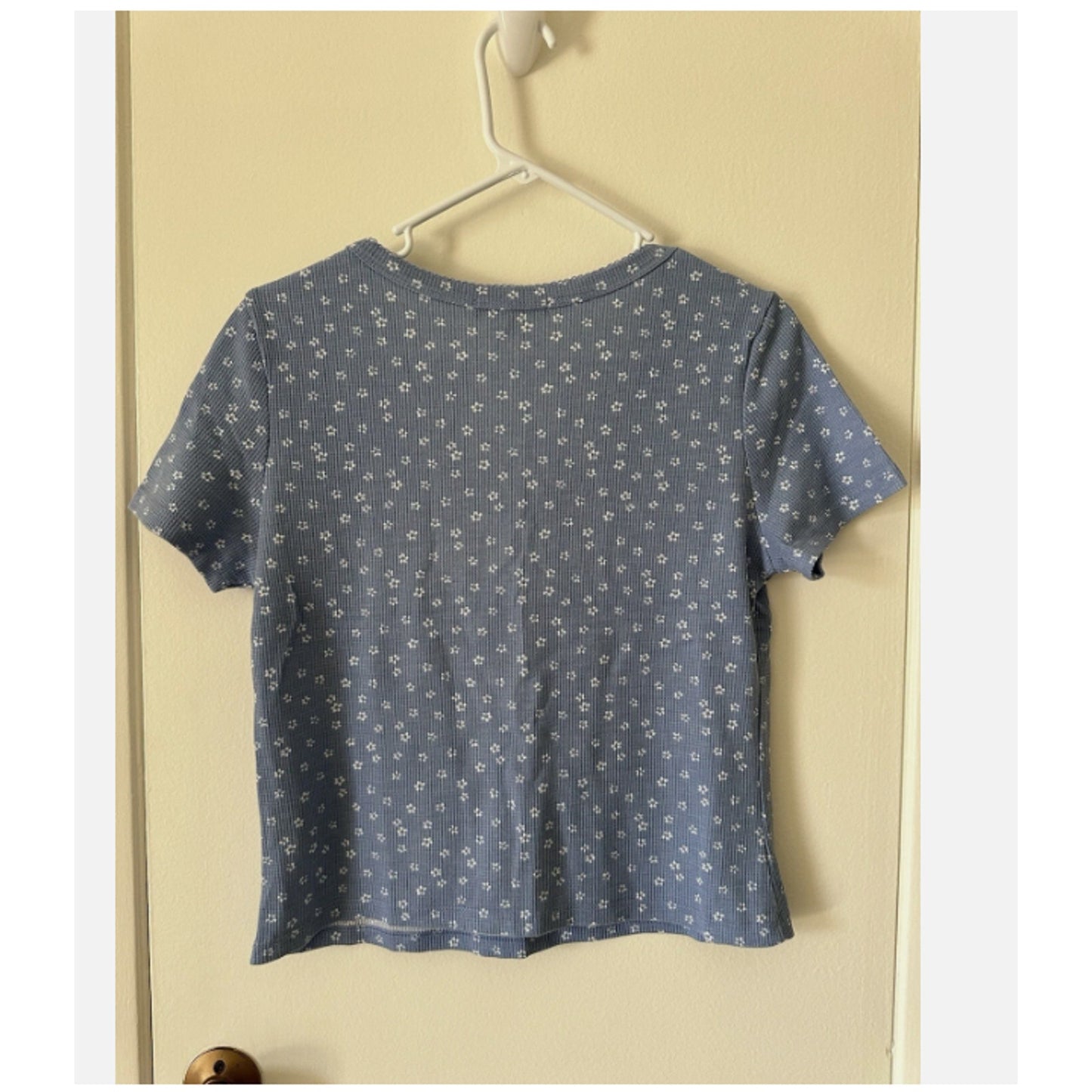 Women’s V-neck Shirt large By Good Luck Gem casual blue floral short sleeve NEW