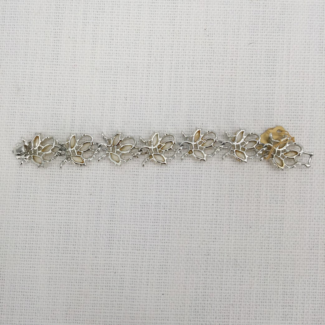 Vintage Fashion Silvertone and white Lucite flowers bracelet 7" 1960s style
