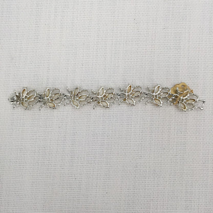 Vintage Fashion Silvertone and white Lucite flowers bracelet 7" 1960s style