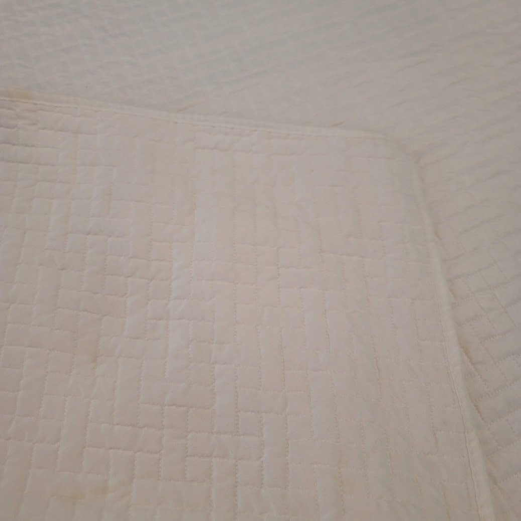 Vintage quilted blanket Coverlet Bedspread Queen/Full White Crosshatching round