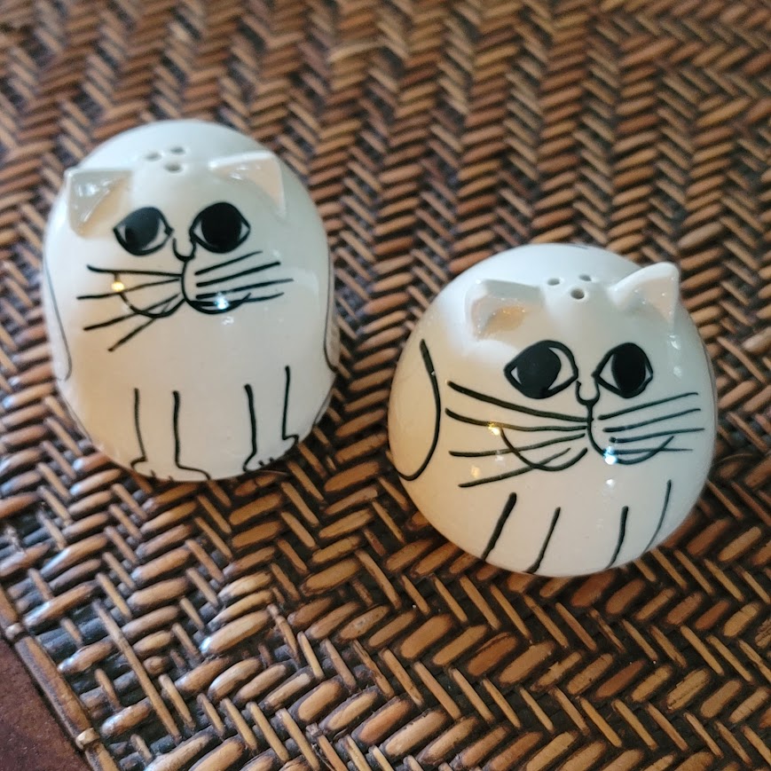 Karen Donleavy KD White Cat Cats Salt and Pepper Shakers Handpainted