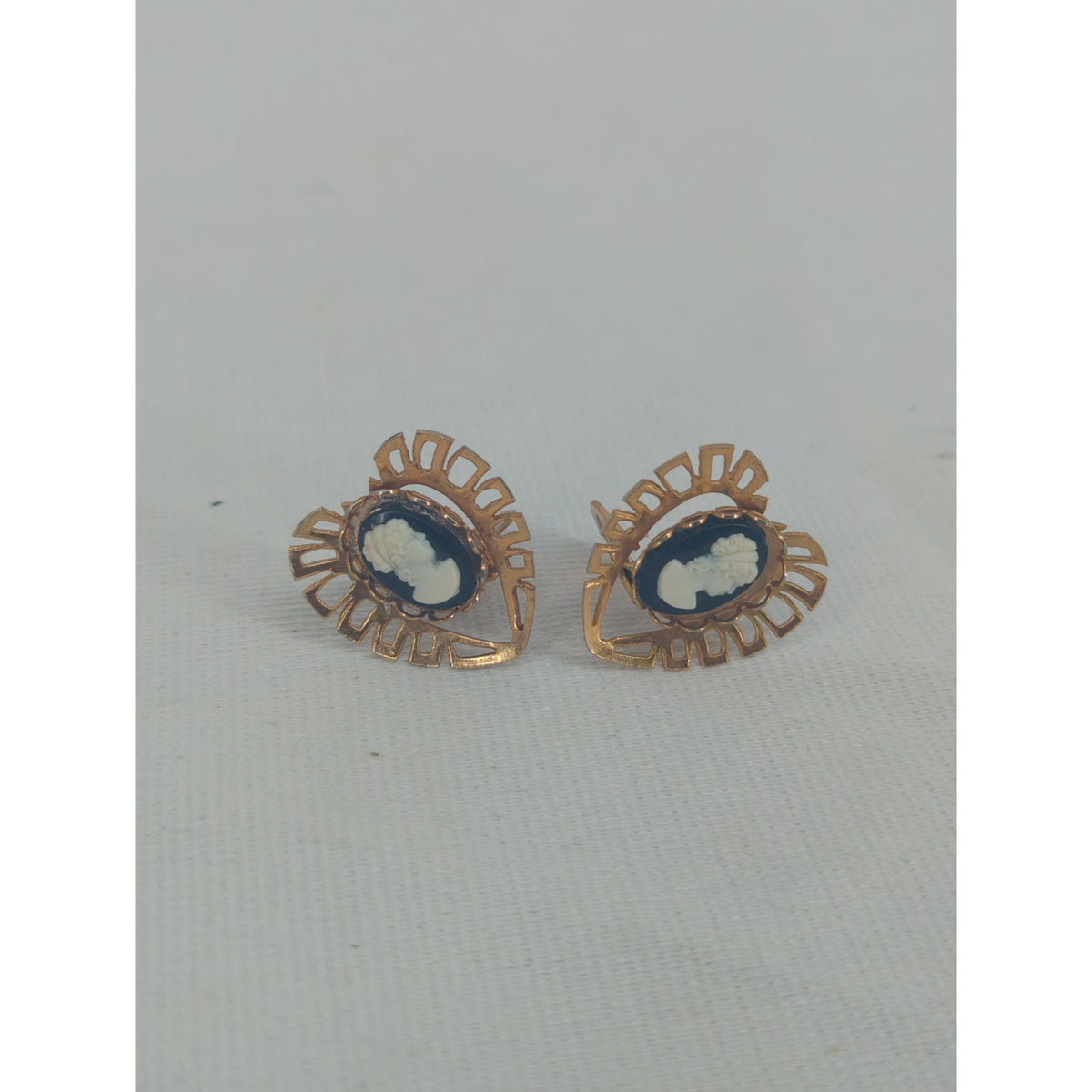 Vintage Black and White Cameo Heart Clip-On Earrings Filigree Gold-Tone