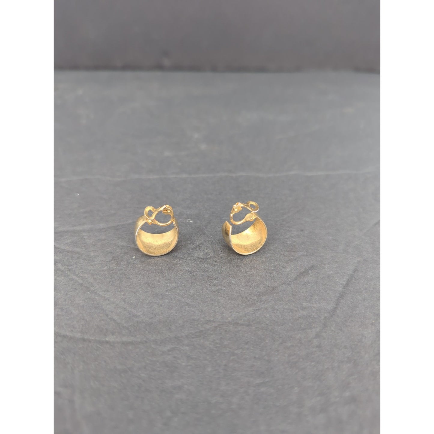 Vintage Gold Tone High Polish Curved Swirl Hoop Clip On Earrings Retro Modern