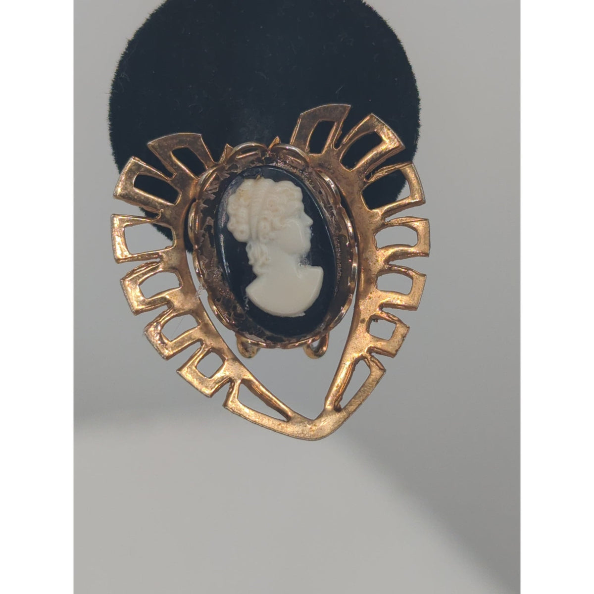 Vintage Black and White Cameo Heart Clip-On Earrings Filigree Gold-Tone