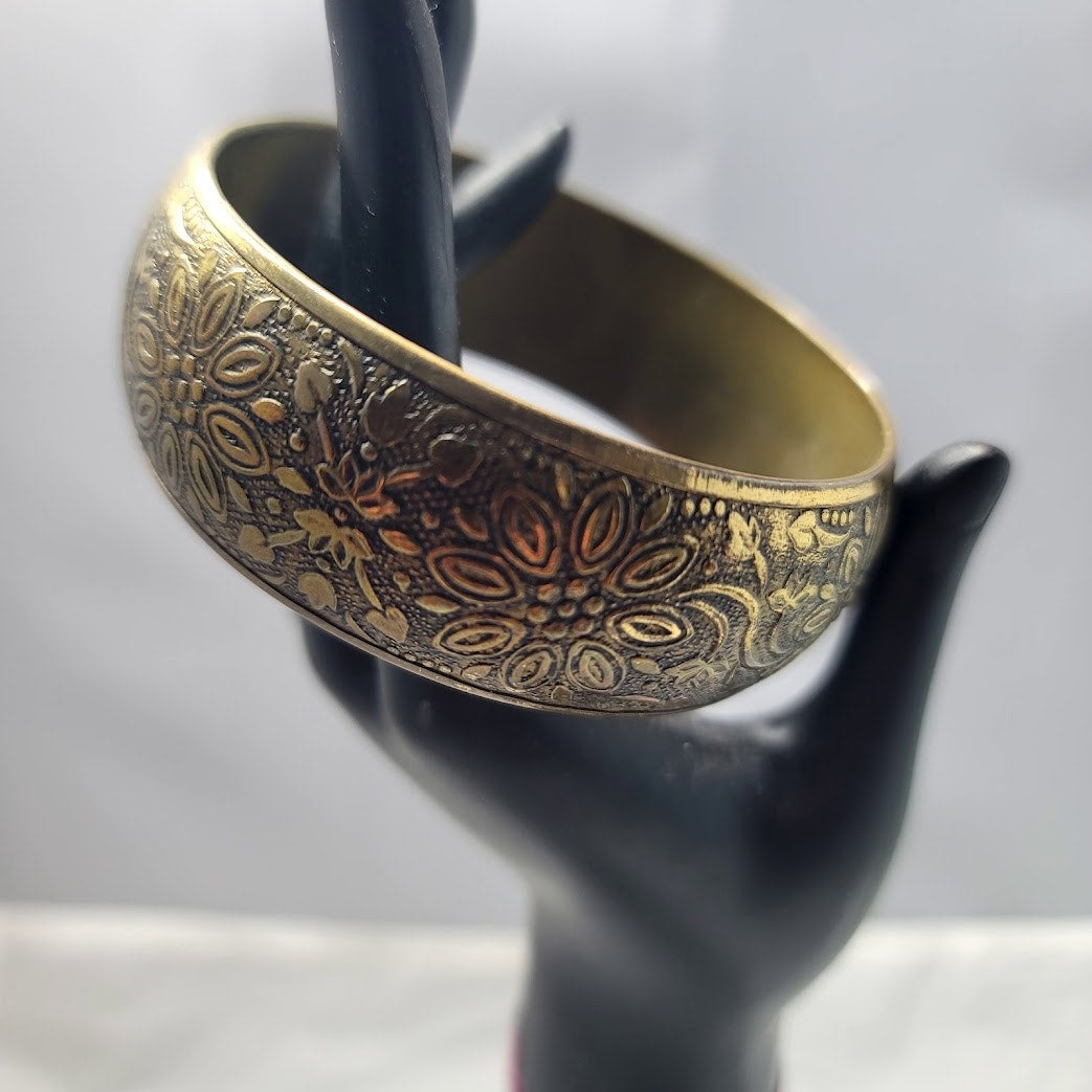 Artisan Brass medallion bangle bracelet chunky 80s METAL floral ENGRAVED