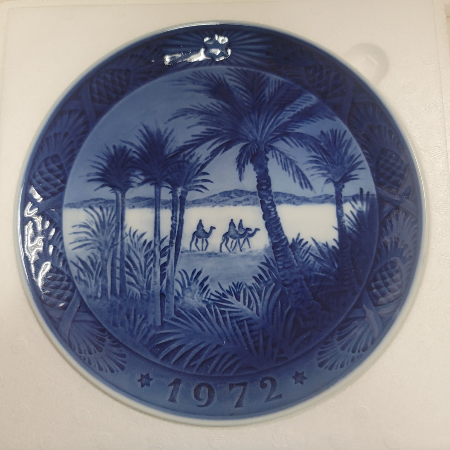 Royal Copenhagen 1972 Into the desert palm tree camel Plate Blue Collectors VTg.