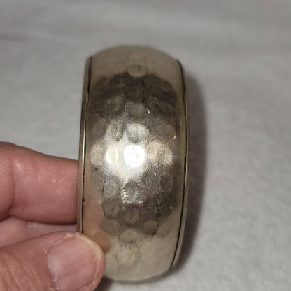 Vintage 1970s wide round hammered silvertone bracelet  bangle