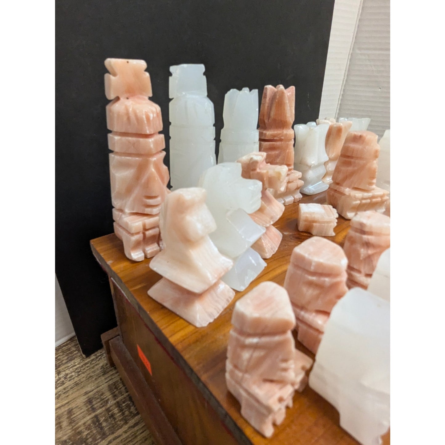 Vintage Hand-Carved Alabaster Chess Set – Rose & White Marble Pieces damaged