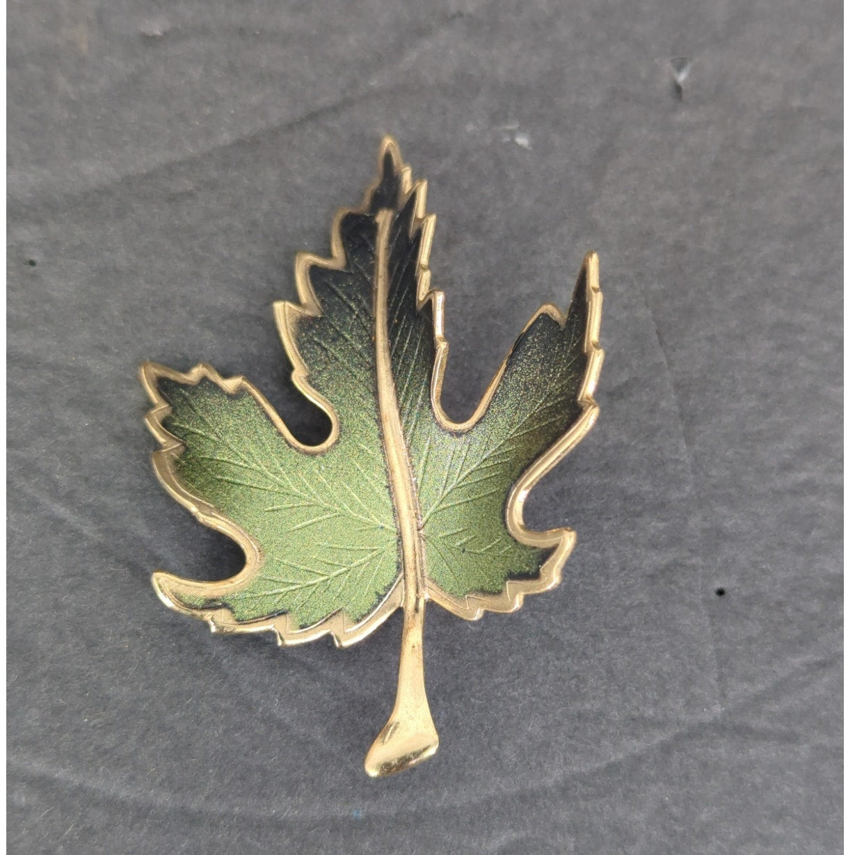 Vintage Green Enamel Maple Leaf Brooch Pin Gold Tone Textured Edge Retro