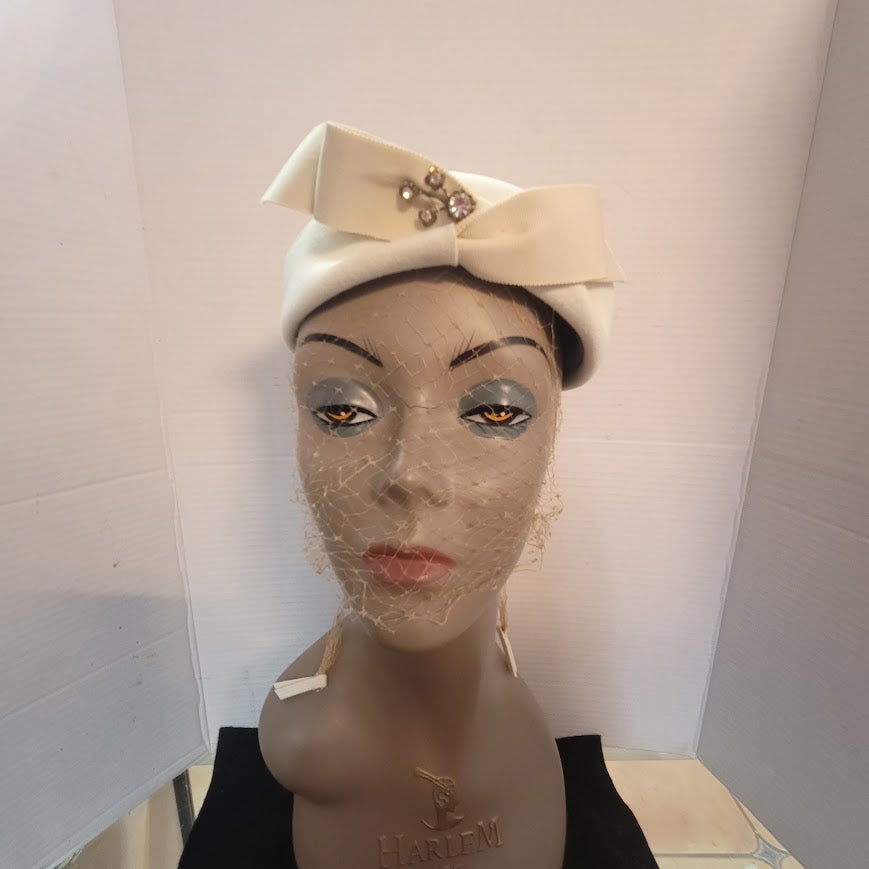Vintage 1950s Cream Wool Felt Pillbox Hat Valerie Modes Rhinestone Bow Brooch