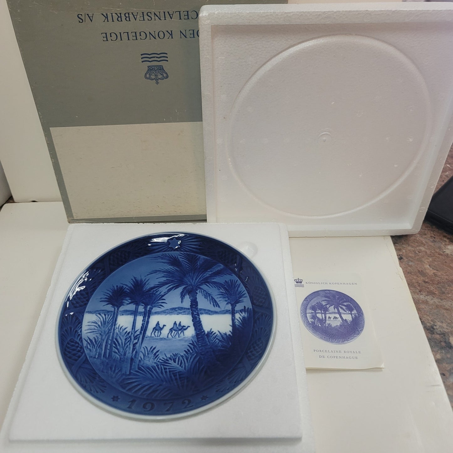 Royal Copenhagen 1972 Into the desert palm tree camel Plate Blue Collectors VTg.