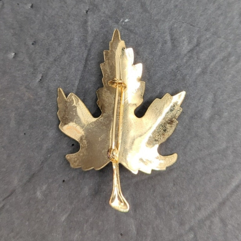 Vintage Green Enamel Maple Leaf Brooch Pin Gold Tone Textured Edge Retro