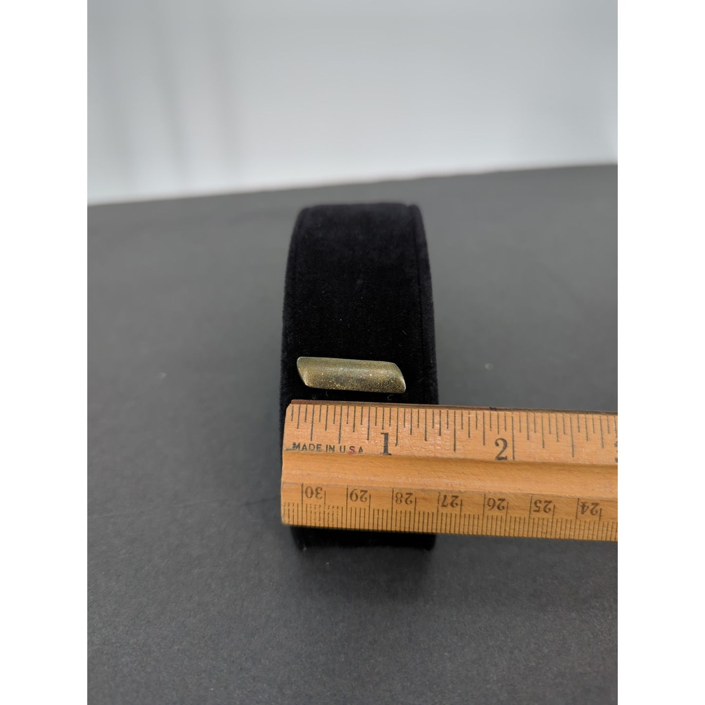 A Second Lieutenant (golden bar) is the entry-level officer rank, No back pin