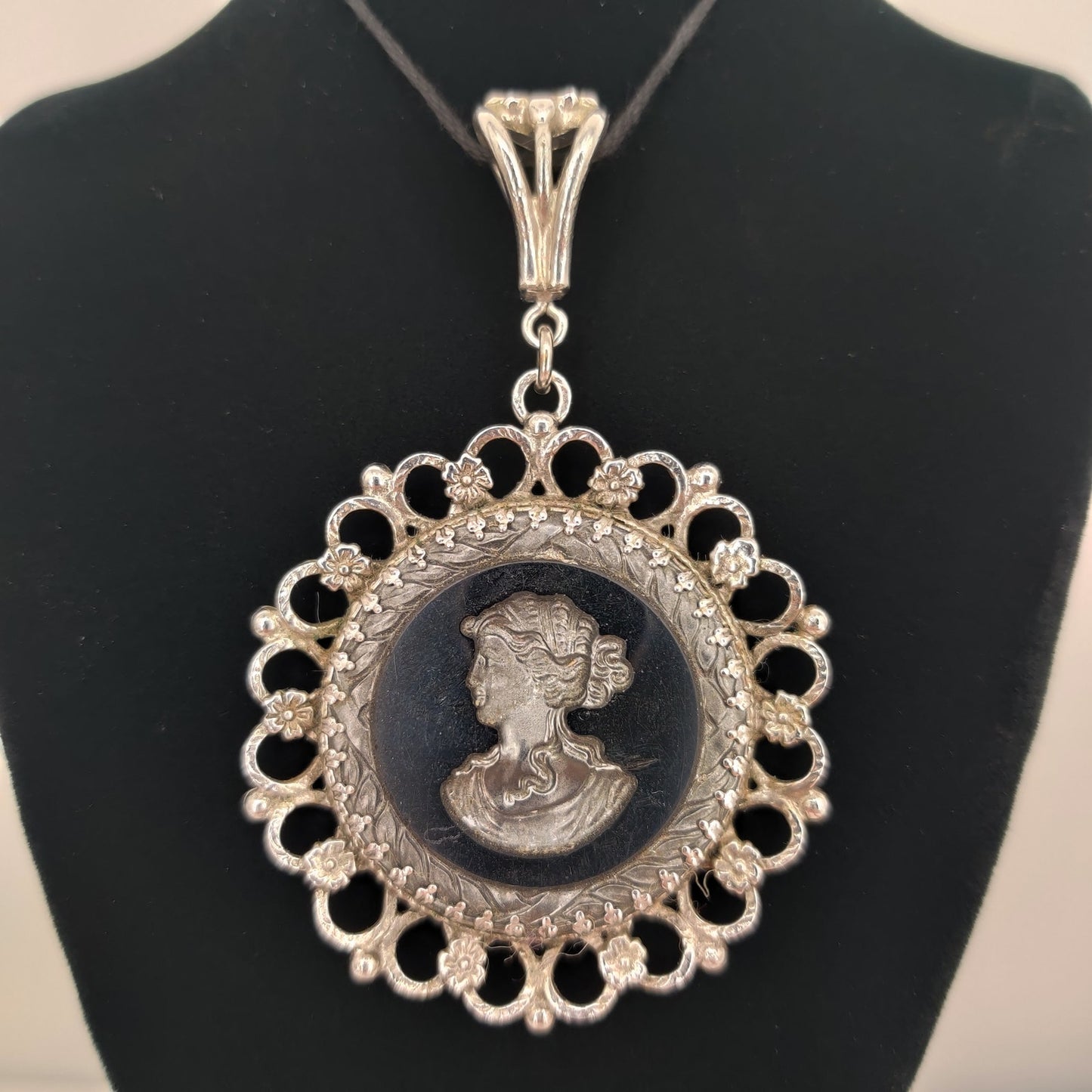 Vintage Whiting & Davis Intaglio Glass Cameo Pendant Necklace Silver Tone