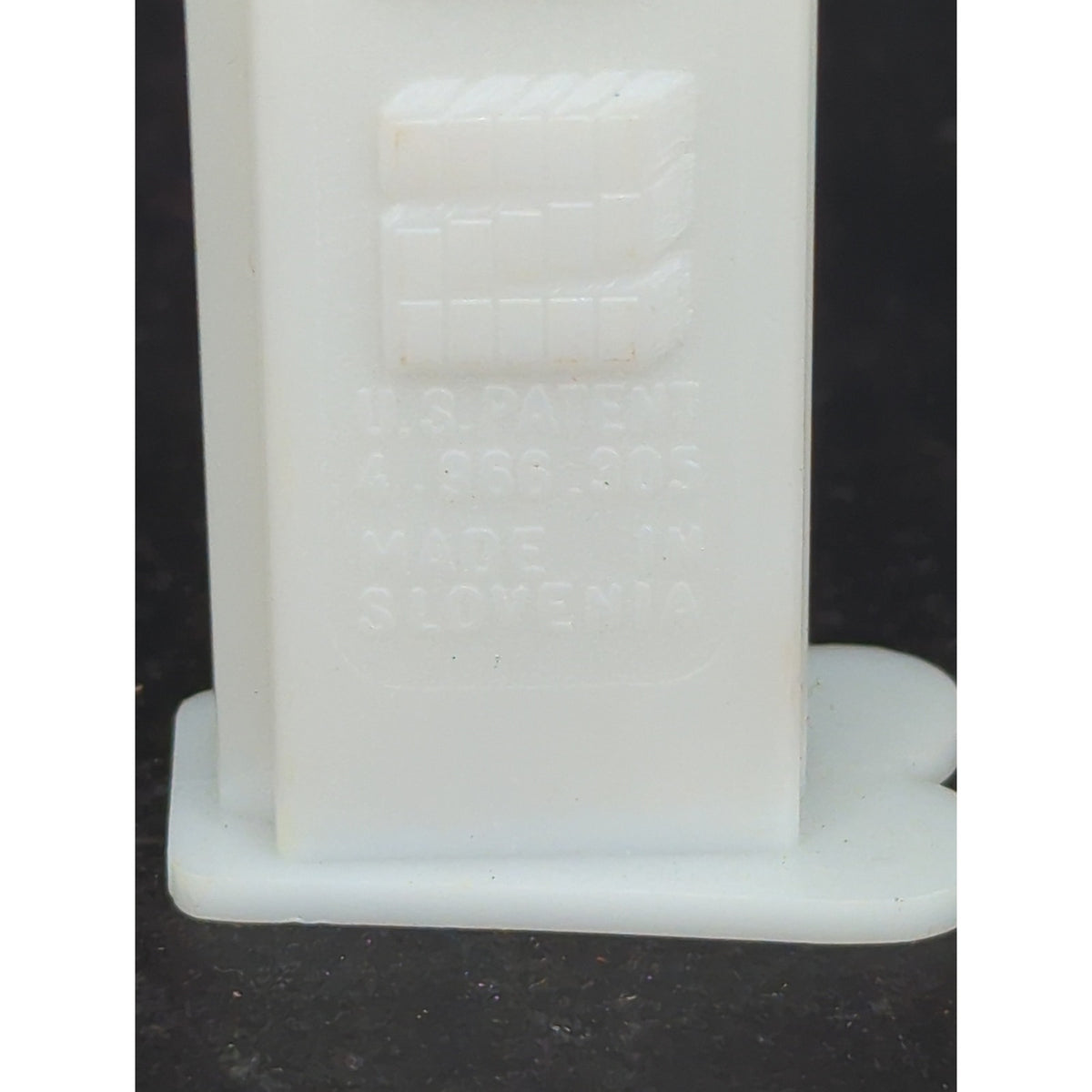 Vintage Peanuts Snoopy PEZ Dispenser Cream Stem White Feet