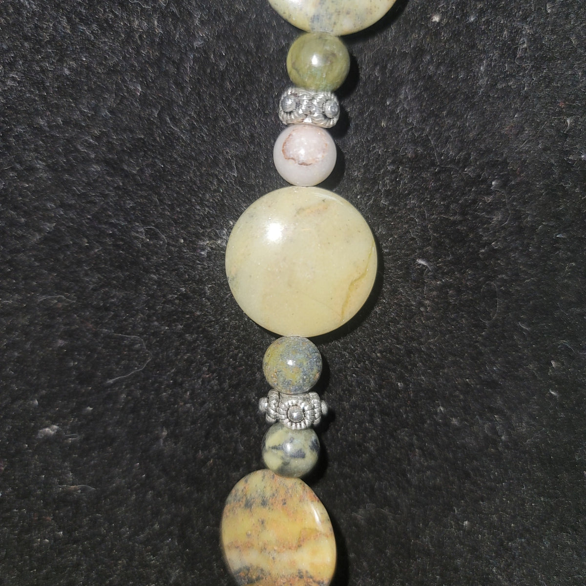 Vintage Green stone bead Necklace Costume Jewelry Fashion Icon BE DIFFERENT