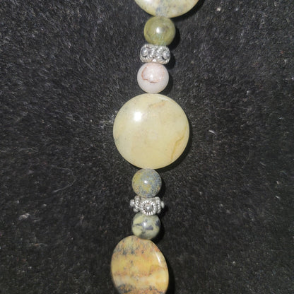 Vintage Green stone bead Necklace Costume Jewelry Fashion Icon BE DIFFERENT