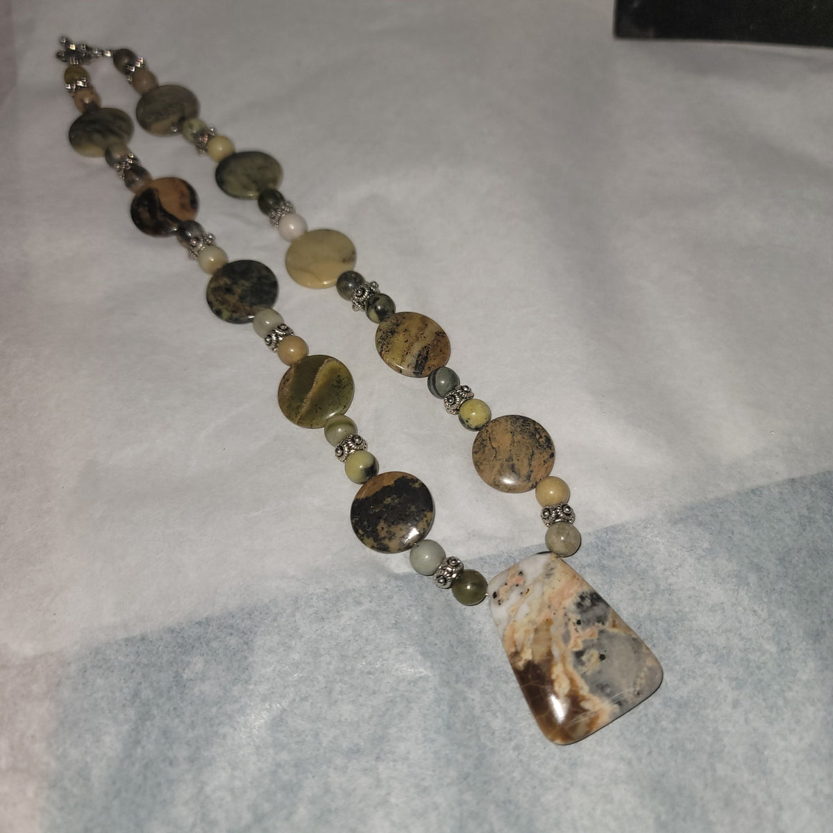 Vintage Green stone bead Necklace Costume Jewelry Fashion Icon BE DIFFERENT