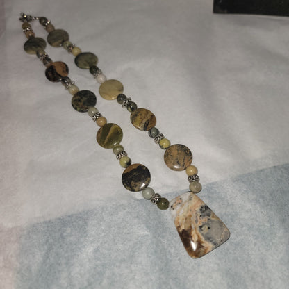 Vintage Green stone bead Necklace Costume Jewelry Fashion Icon BE DIFFERENT