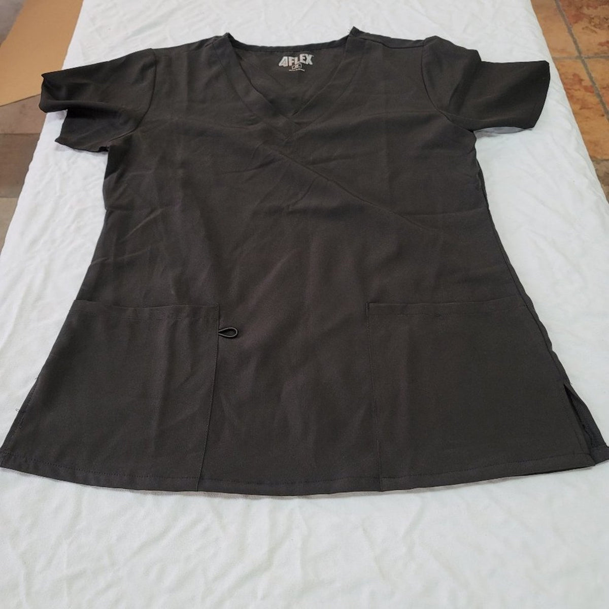 4 Flex VNeck Shirt Top Short Sleeves Utility Scrubs Two Pockets Black Medium NWT