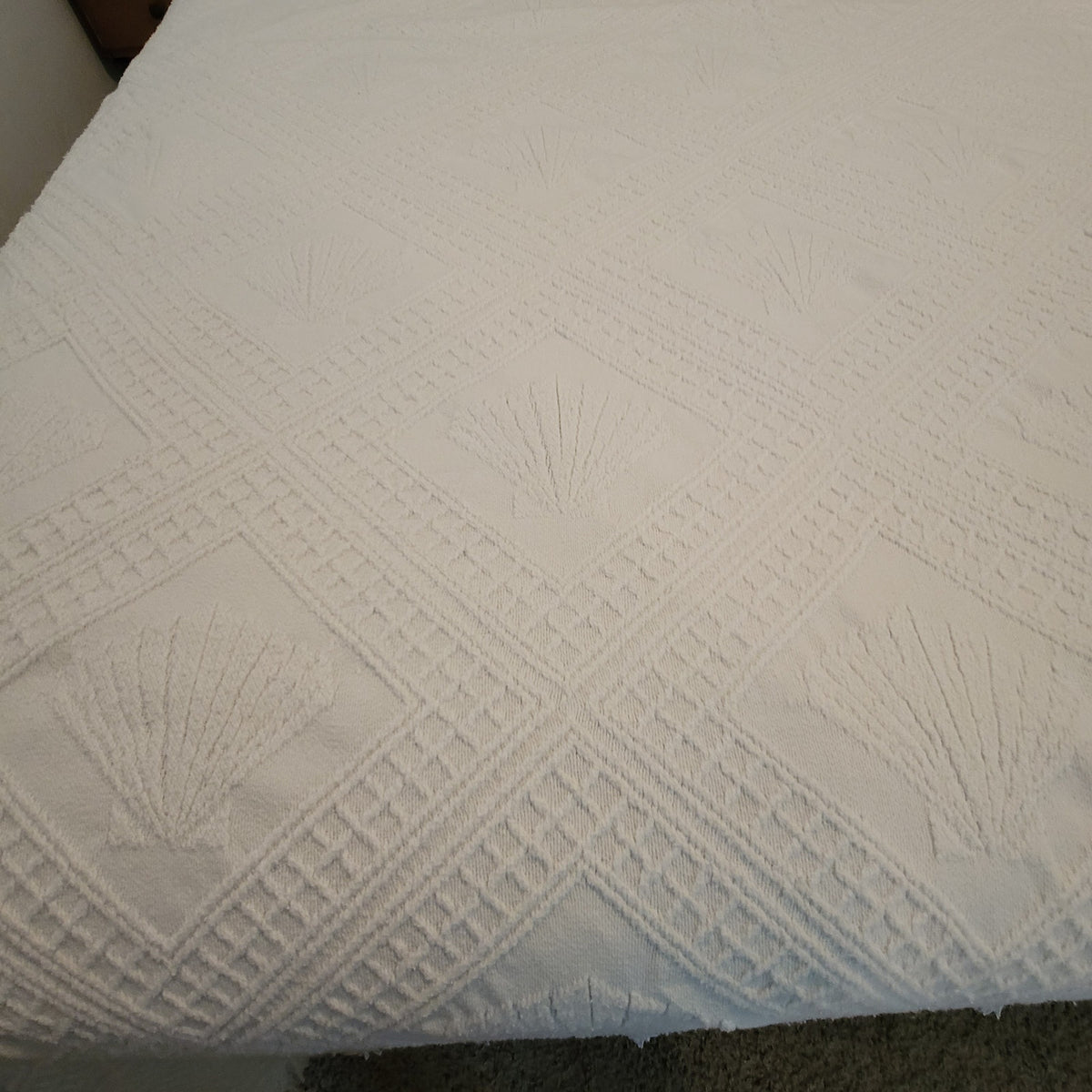 Vintage Fringe White Coverlet blanket Bedspread Queen Matelassé Bedspread Shells