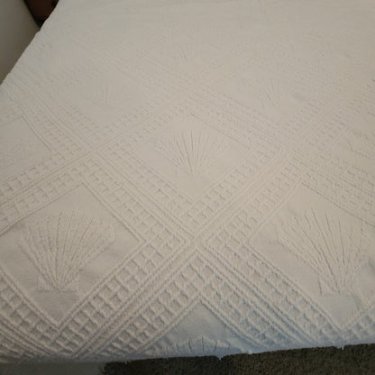 Vintage Fringe White Coverlet blanket Bedspread Queen Matelassé Bedspread Shells