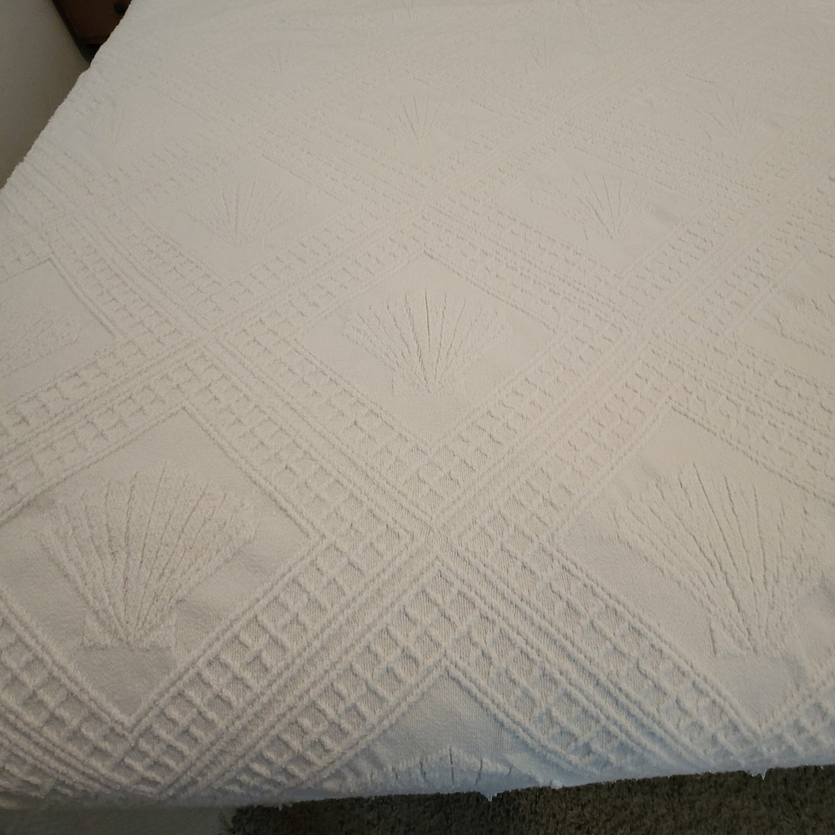 Vintage Fringe White Coverlet blanket Bedspread Queen Matelassé Bedspread Shells