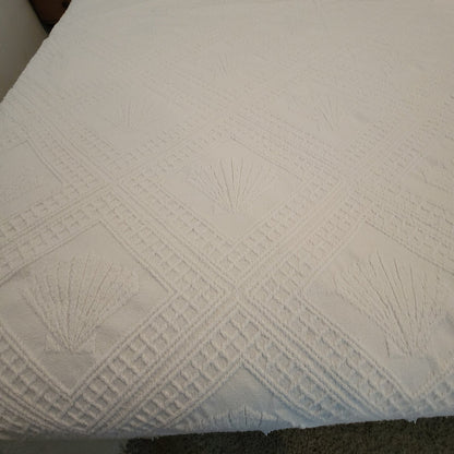Vintage Fringe White Coverlet blanket Bedspread Queen Matelassé Bedspread Shells