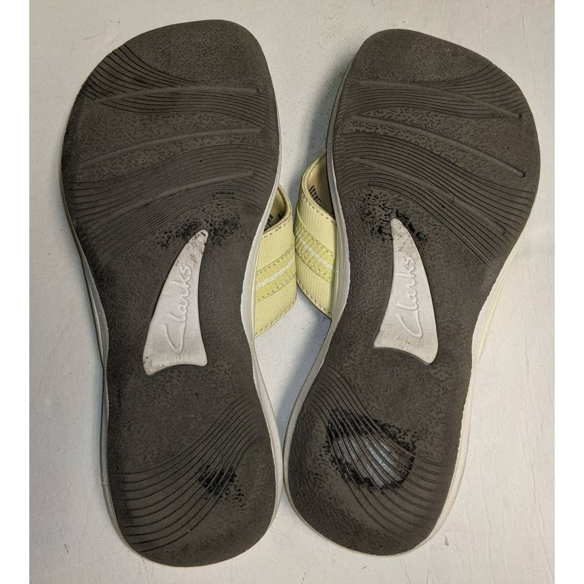 Clarks Comfort Flip Flops Women's Size 6 Gray Yellow Cushioned Adjustable