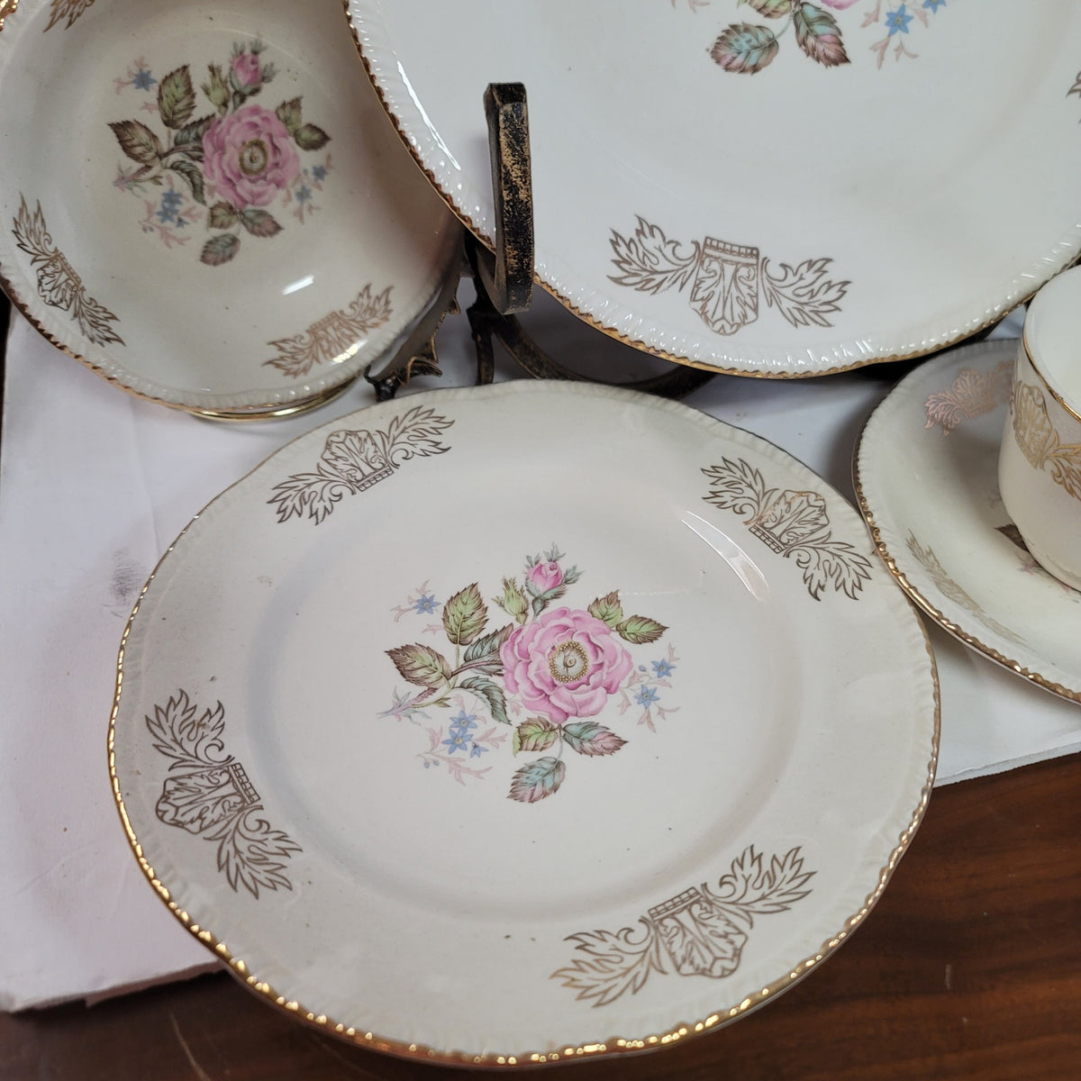 Homer Laughlin Queen Ester Dinner salad bread Plate Bowl cup saucer One Setting