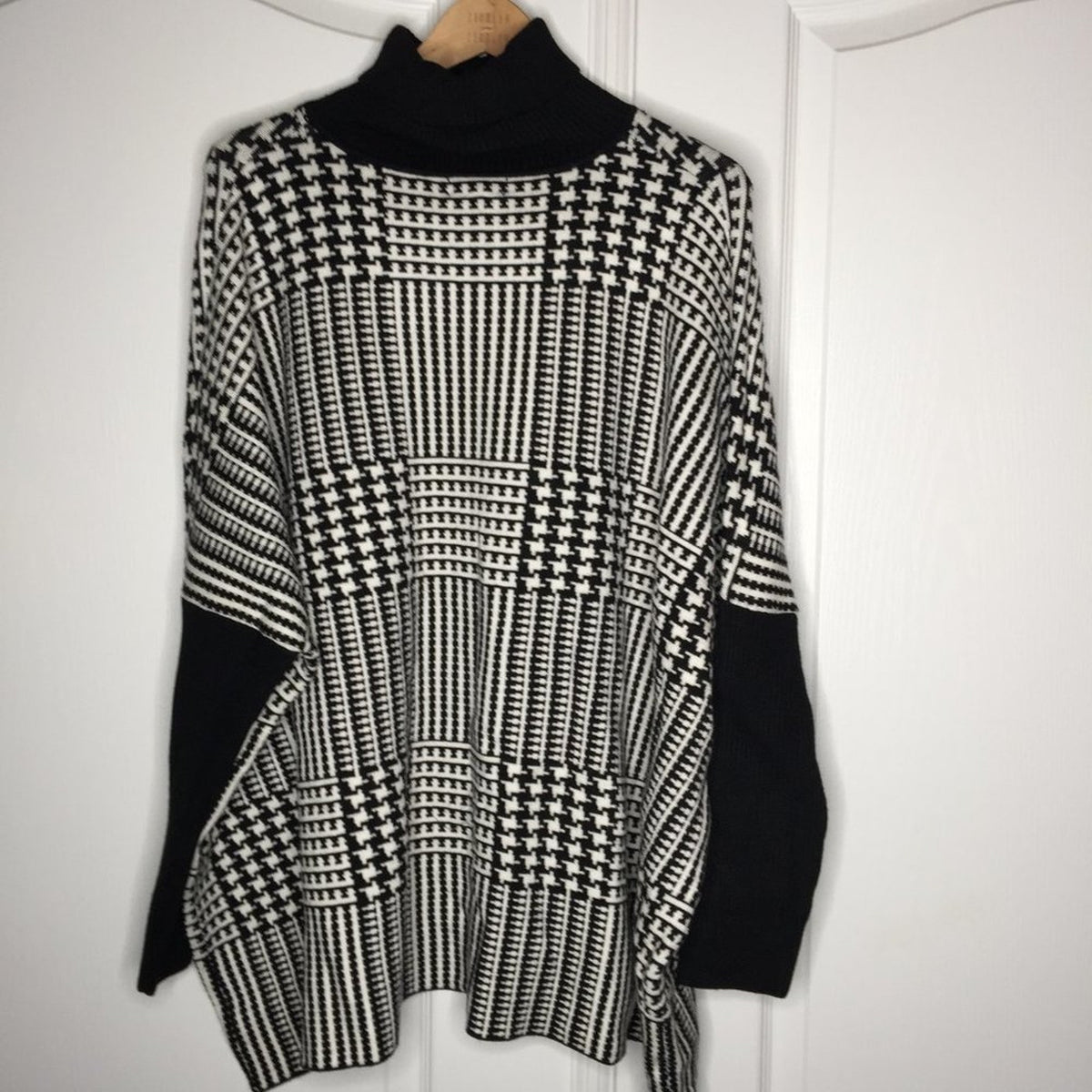 Joseph Turtle-Neck Sweater Long Sleeves Ribbed Trim Printed Black- White Size XL