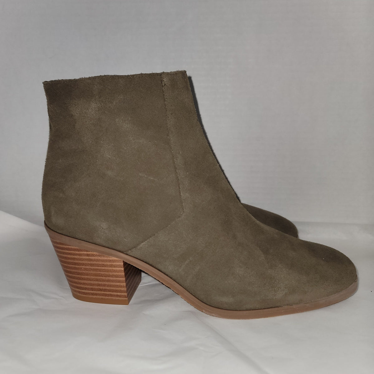 Susina Dana Lea Size 9 Boots Booties Taupe Suede Leather Block Heel Side Zip
