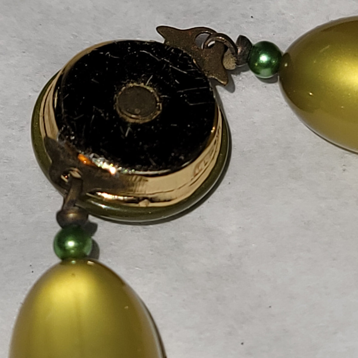 Vintage Costume Jewelry Fashion BE DIFFERENT green flat bead choker necklace