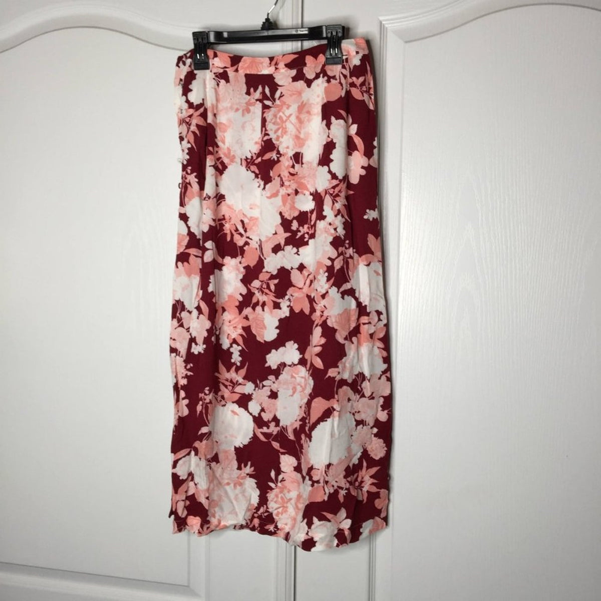 NWT Chelsea 28 Midi Skirt Front Button Closure Side Slit Floral Print Red XS