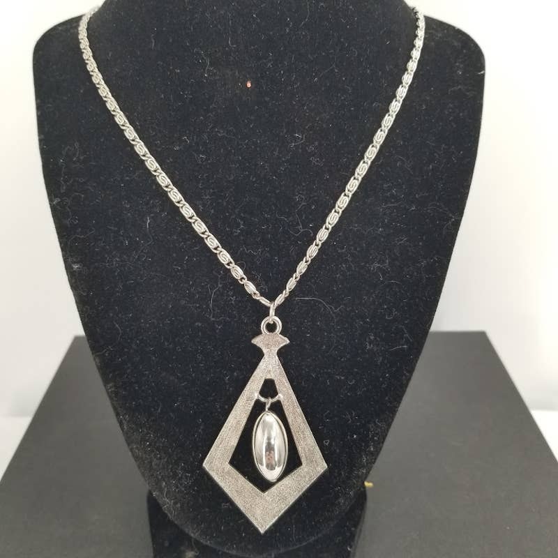 Vintage Mid Century 1960s silvertone necklace with pendant