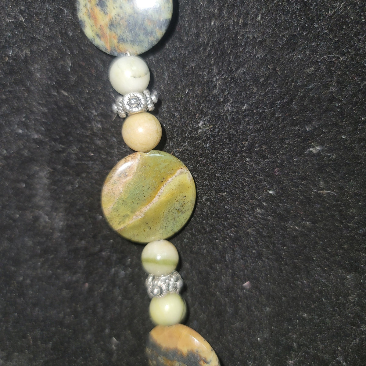 Vintage Green stone bead Necklace Costume Jewelry Fashion Icon BE DIFFERENT