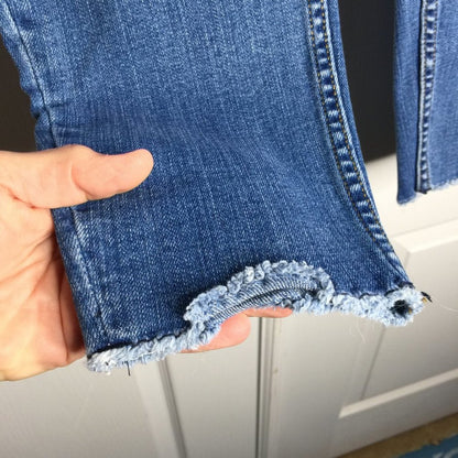 Maurices Denim Raw hem Jeans Skinny Legs Distressed Stretch Blue Size 31
