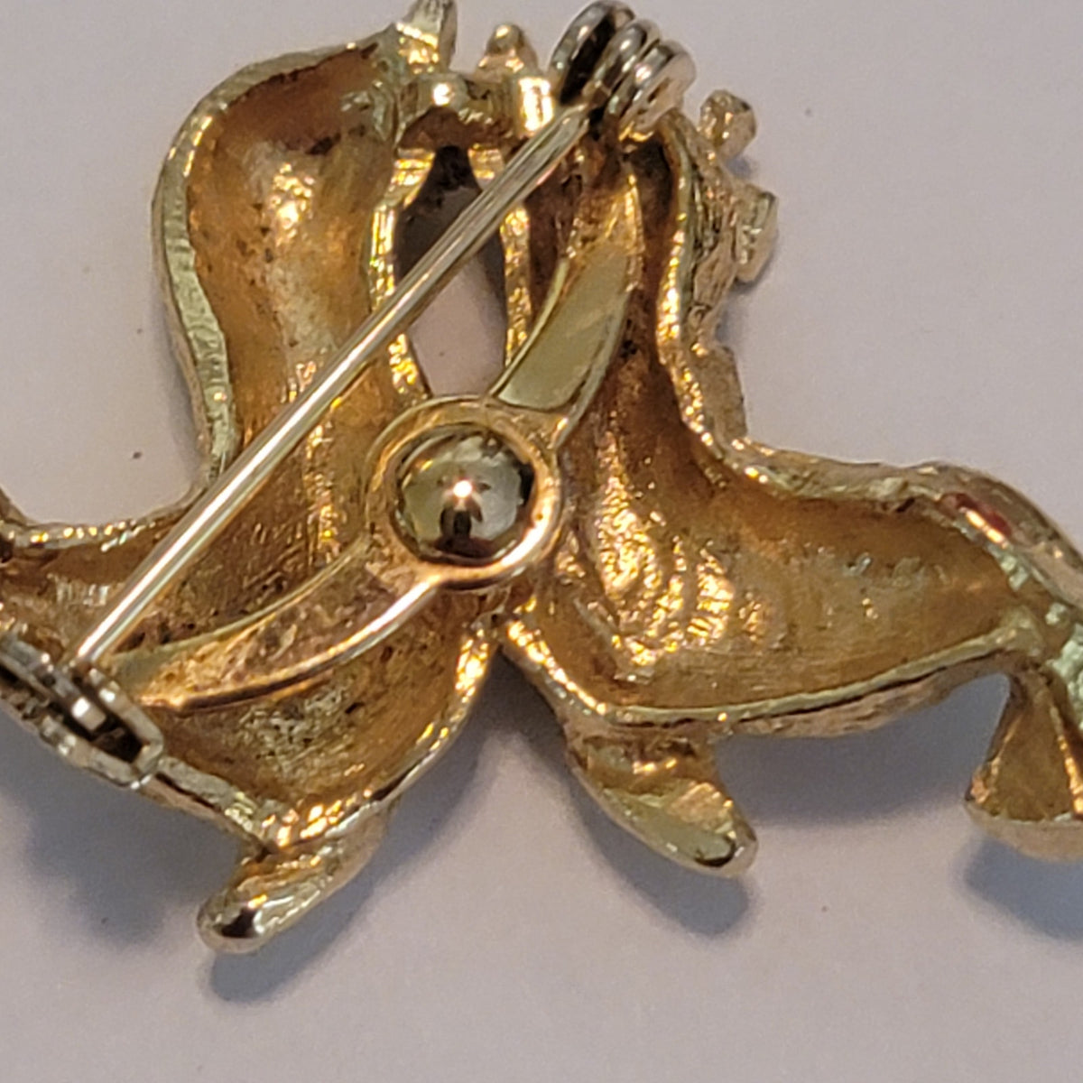 Kissing seals brooch pin goldtone rhinestones wedding girl boy crown