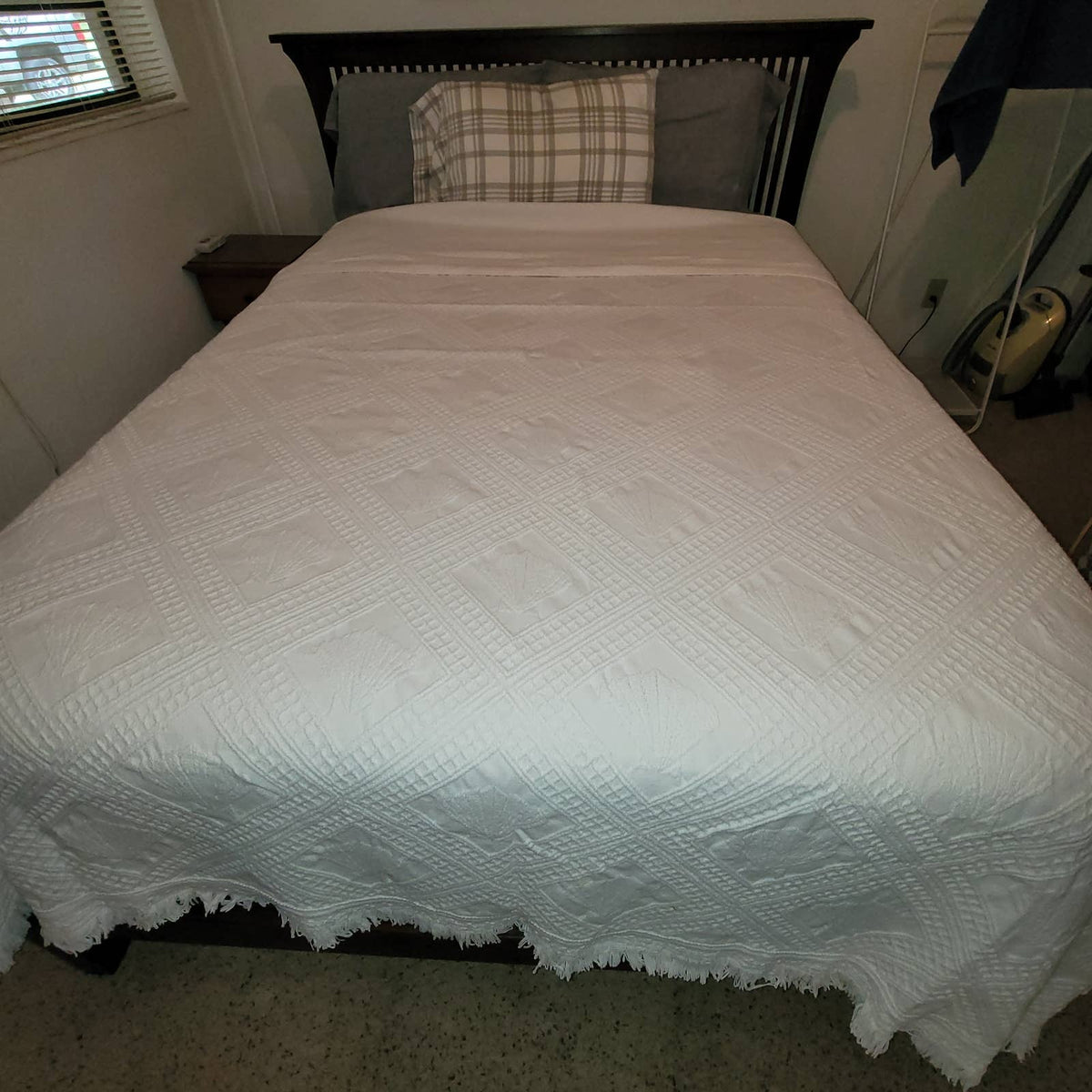 Vintage Fringe White Coverlet blanket Bedspread Queen Matelassé Bedspread Shells
