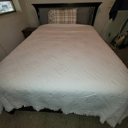 Vintage Fringe White Coverlet blanket Bedspread Queen Matelassé Bedspread Shells