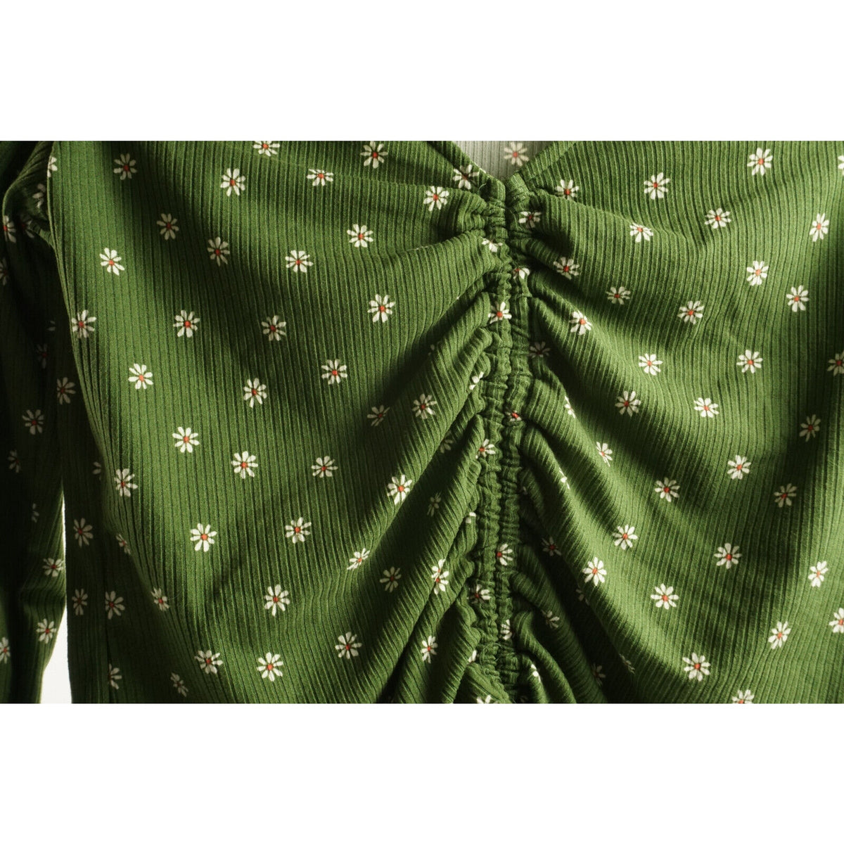 La La Land Creative Co Women's Ruched Crop Top Medium Sage Floral NWT V-Neck
