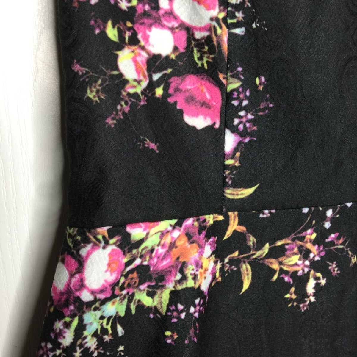 Yumi Fit Flare Dress Short Sleeve Back Zipper Knee Length Black Floral Size 6/8