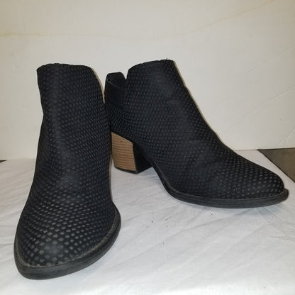 Qupid Tobin Women's Preforated Closed Toe Ankle Bootie Size 8 Buckle closure